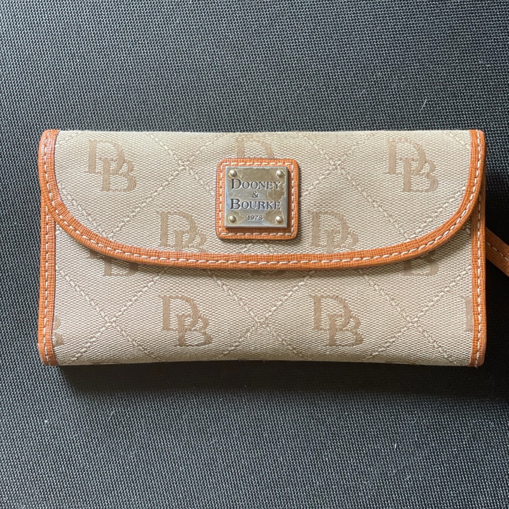 Dooney & Bourke Women’s wallet